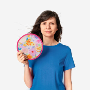 Pink foldable fan with flowers - Image 2