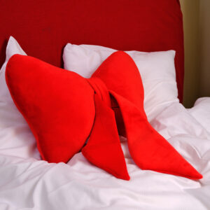 Red bow shaped cushion - Image 3